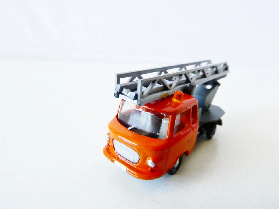 TT JANO Modellbau GbR Nákladní automobil s majáky a nástavbou s výsuvným žebříkem TOP STAV NEPOUŽITÉ v orig. krabičce