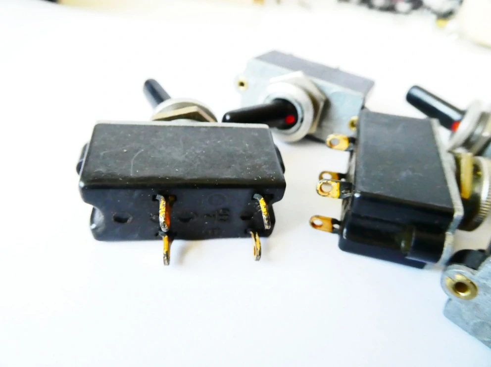 SET 15 ks Plastový elektro kolík zelený a červený - vše, co je na foto