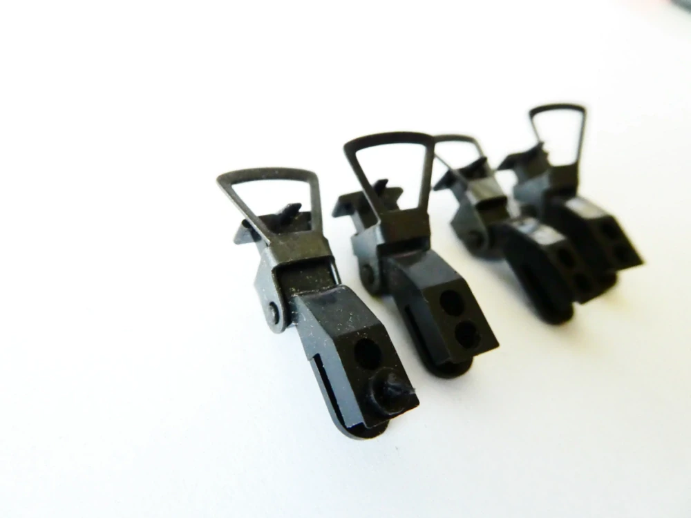 H0 SET 4 ks Spřáhlo plast s kovovým očkem délka cca 2,4 cm