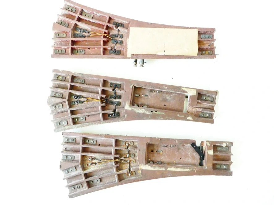 H0 SET 3x Výhybka - 2x levá a 1x pravá elektrická + 2x rozpojovací kolej a 1x přestavník STARŠÍ VÝROBA