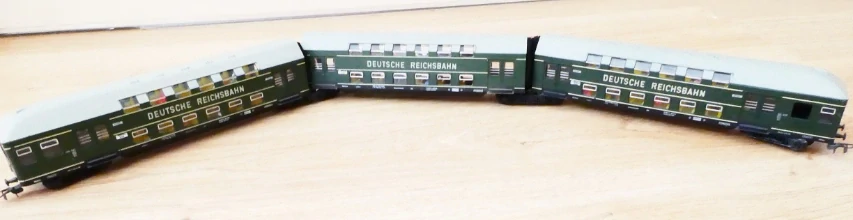H0 SCHICHT Patrová souprava 3-dílná se spoustou cestujících v každém voze DEUTSCHE REICHSBAHN PĚKNÝ STAV