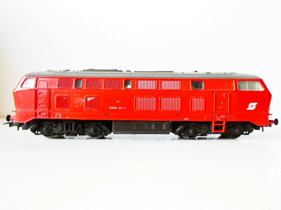 H0 ROCO Dieselová lokomotiva BR 2044 011-1 ÖBB OSVĚTLENÁ PĚKNÝ STAV