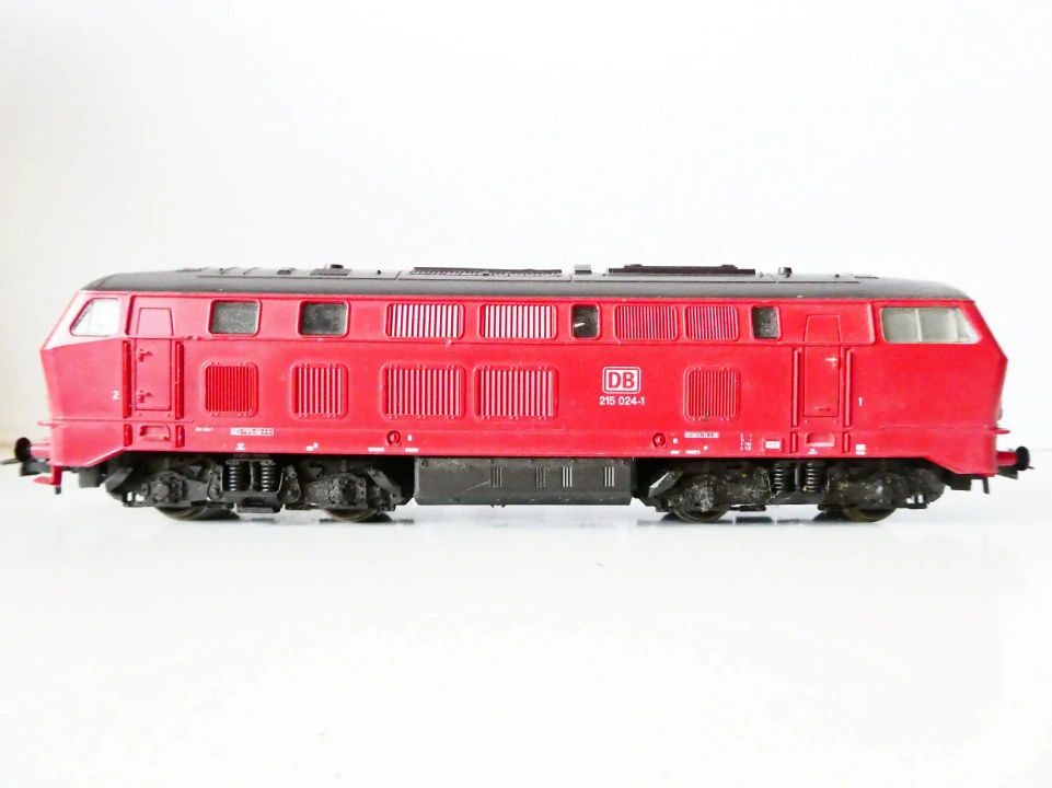 H0 ROCO Dieselová lokomotiva BR 215 024-1 DB OSVĚTLENÁ  (NA SERVIS - JEDE RYCHLE, ale klepe se)
