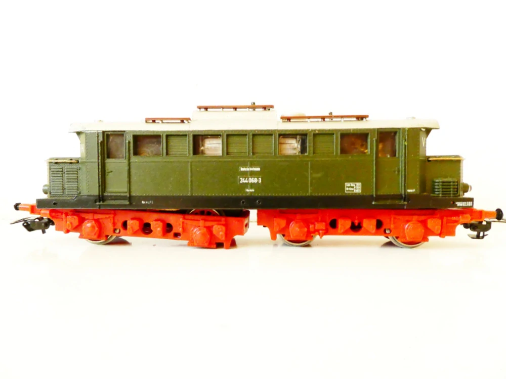H0 PIKO Elektrická lokomotiva BR 244 068-3 DR NA OPRAVU NEBO NÁHRADNÍ DÍLY (motor funkční)
