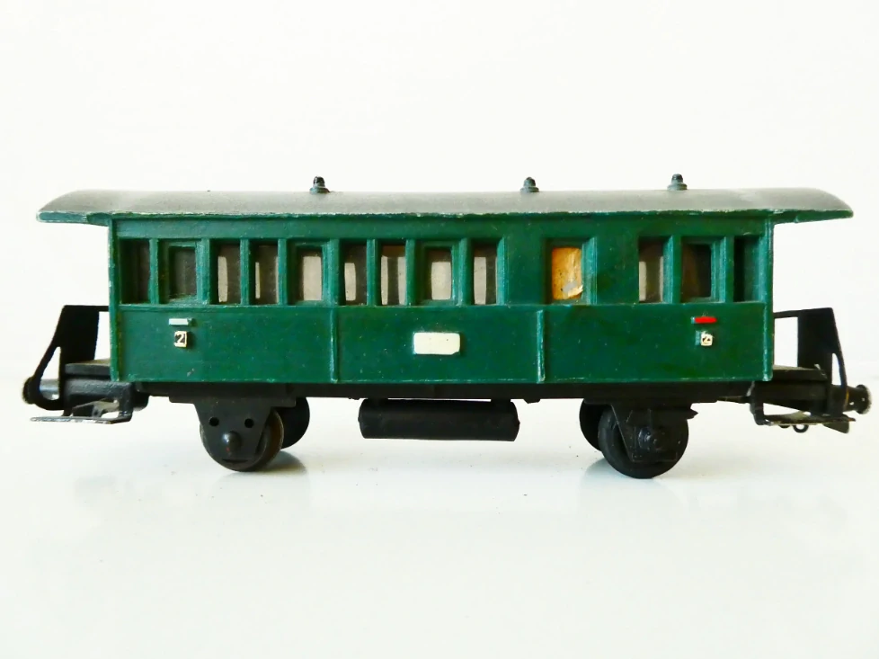 H0 Osobní vůz 2. tř. (chybí krytky na kolech, přemalované logo)