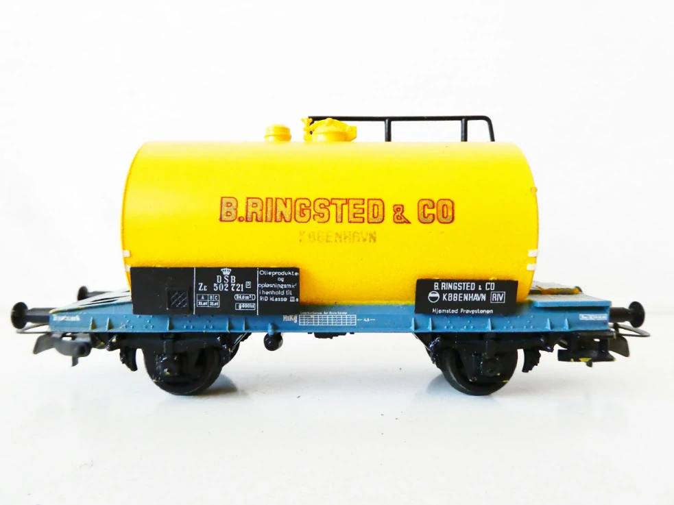 H0 PIKO Cisternový vůz s budkou brzdaře B.RINGSTED & CO 502 721 DSB NA SERVIS (odlepené budka - přiložena)