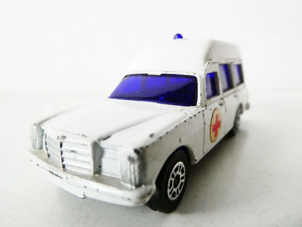 CORCI JUNIORS - Automobil SANITKA MERCEDES BENZ 2200 BINZ AMBULANCE Made in Britain