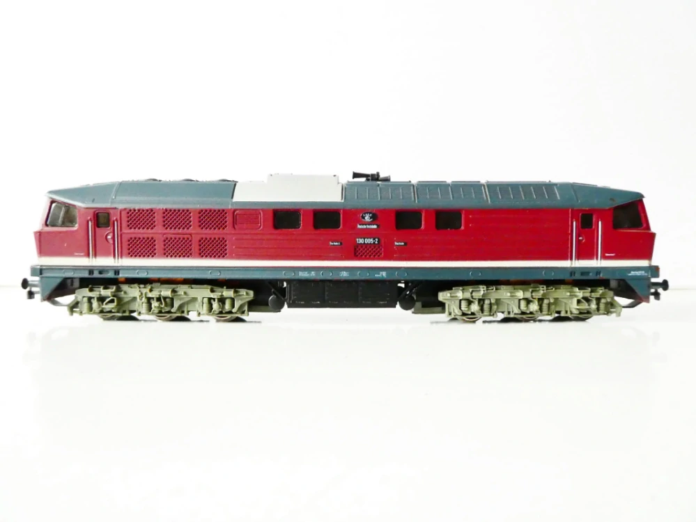 H0 PIKO Dieselová lokomotiva BR 130 005-2 DR OSVĚTLENÁ PĚKNÝ STAV