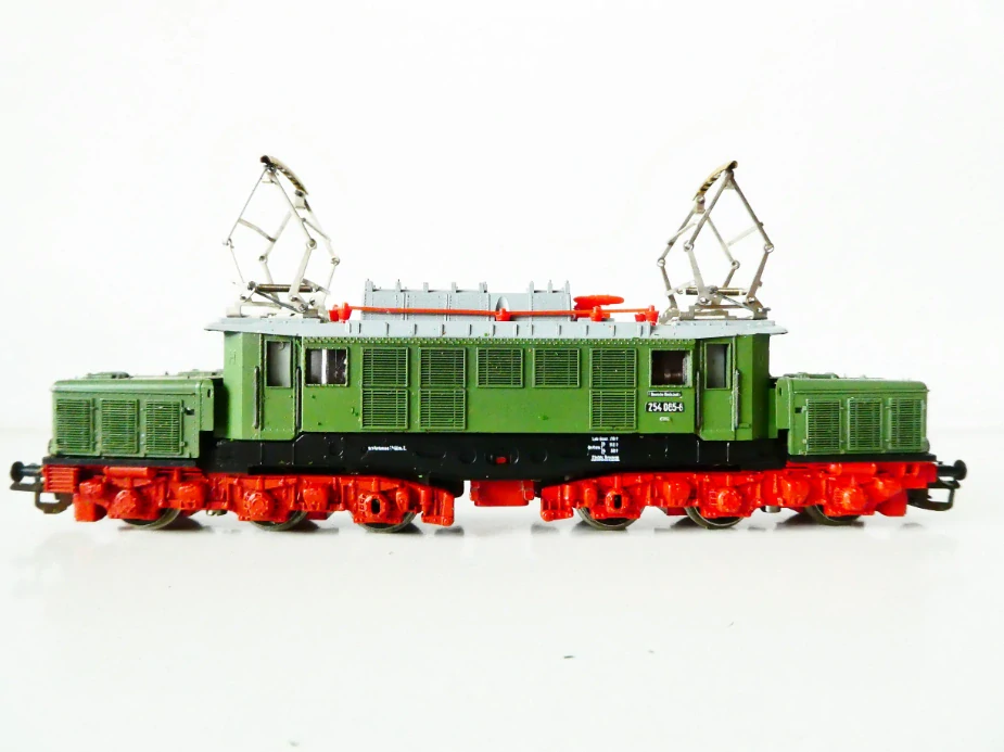 TT BTTB/ZEUKE Elektrická lokomotiva BR 254 065-6 DR OSVĚTLENÁ PĚKNÝ STAV v krabičce