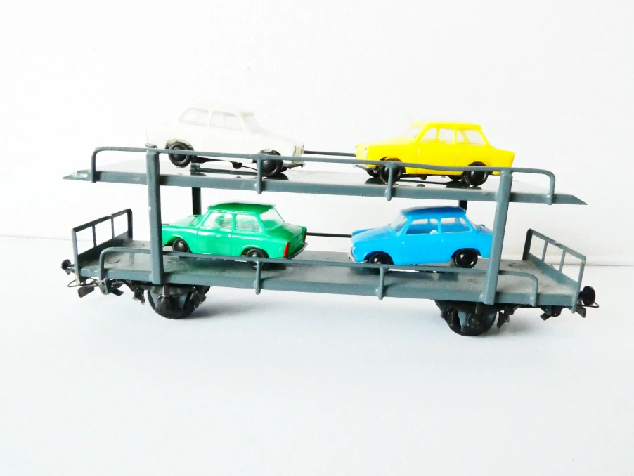 H0 PIKO Vůz na přepravu automobilů se 4mi osobními automobily TRABANT PĚKNÝ STAV