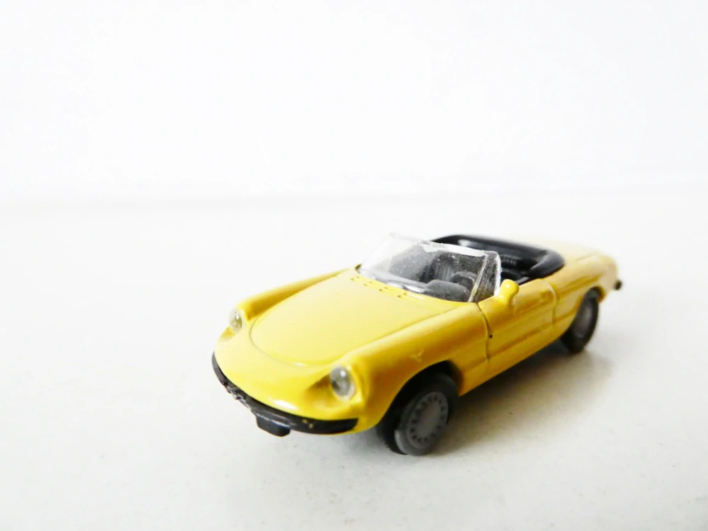 H0 Osobní automobil Cabriolet žlutý