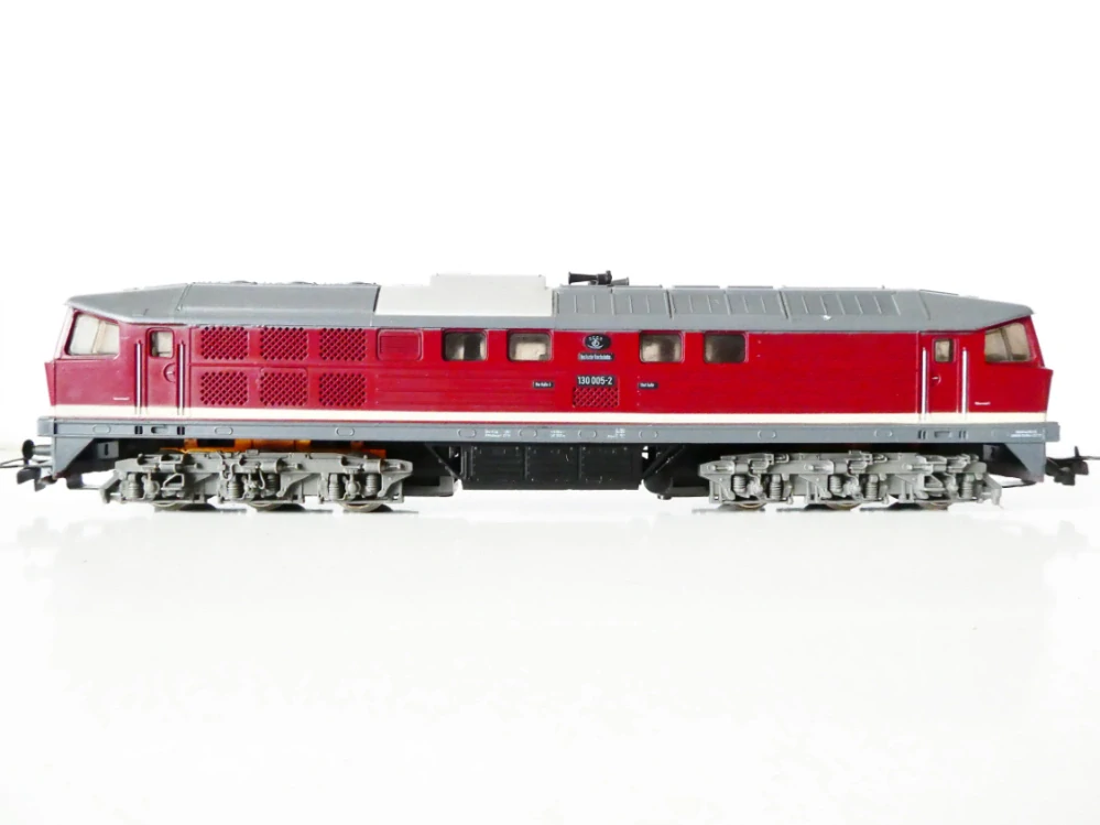 H0 PIKO Dieselová lokomotiva BR 130 005-2 CCCP DR OSVĚTLENÁ PĚKNÝ STAV