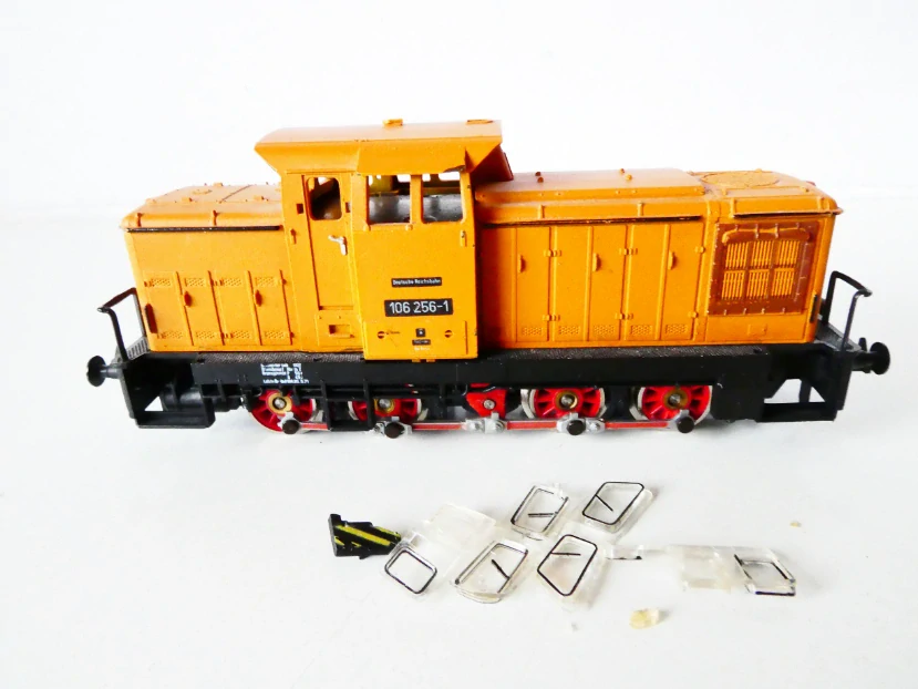H0 PIKO Dieselová lokomotiva BR 106 256-1 DR NA RENOVACI