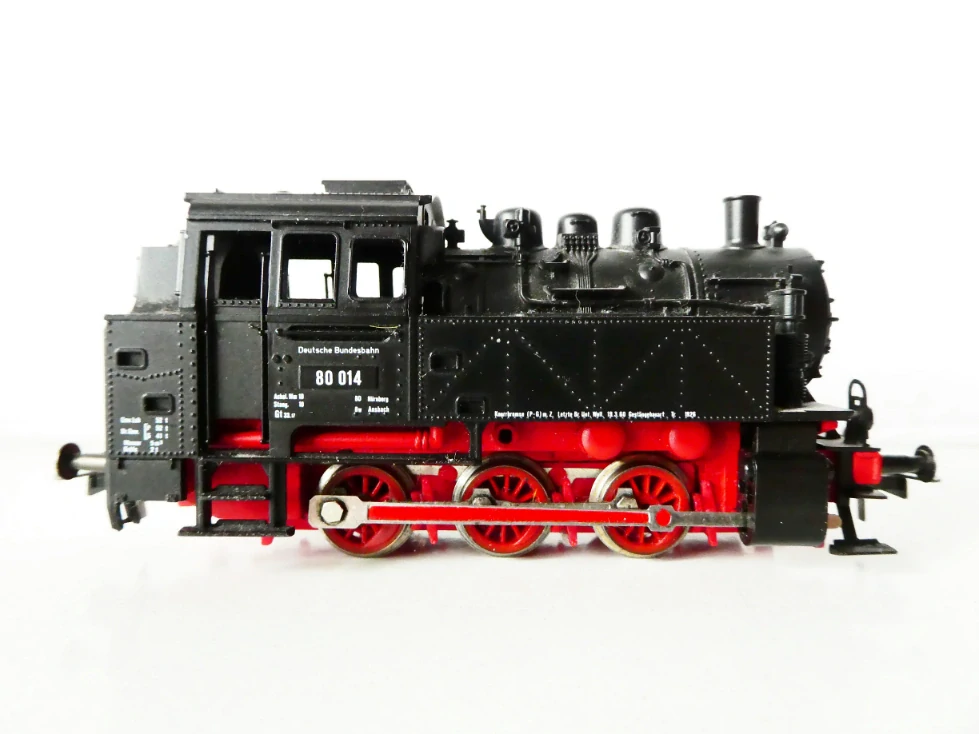 H0 ROCO Parní lokomotiva BR 80 014 DR NA SERVIS (JEDE, ALE KOUŘÍ SE ZESPODU OD KOL)