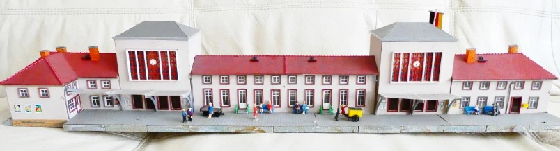 H0 Velké nádraží Neunburg s postavičkami + přiložené doplňky (viz foto) 73 x 18 x 14 cm