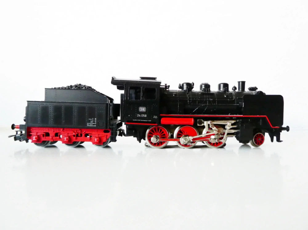 H0 MÄRKLIN Parní lokomotiva s tendrem BR 24 058 DR OSVĚTLENÁ PĚKNÝ STAV