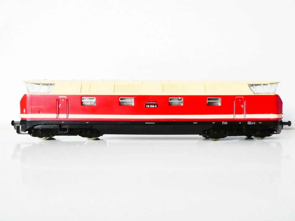 H0 GÜTZOLD Dieselová lokomotiva BR 180 059 DR OSVĚTLENÁ PĚKNÝ STAV