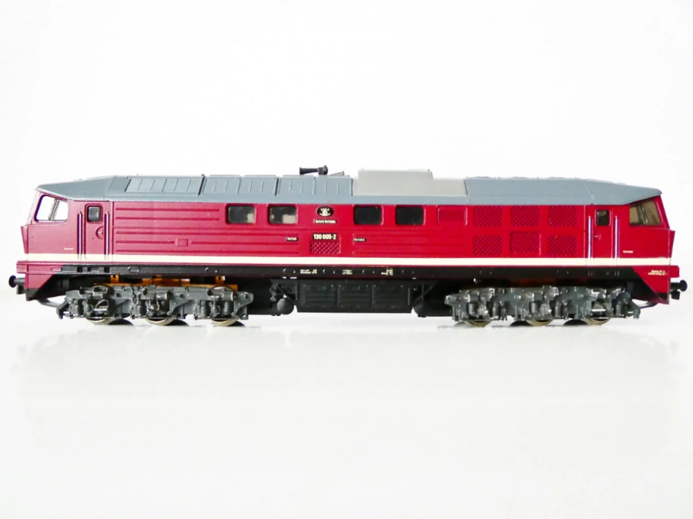 H0 PIKO Dieselová lokomotiva BR 130 005-2 CCCP DR OSVĚTLENÁ PĚKNÝ STAV