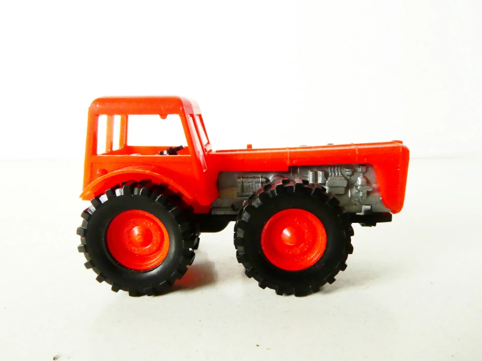 H0 Traktor červený PĚKNÝ STAV