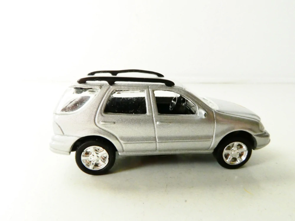 H0 Osobní automobil MERCEDES stříbrný PĚKNÝ STAV