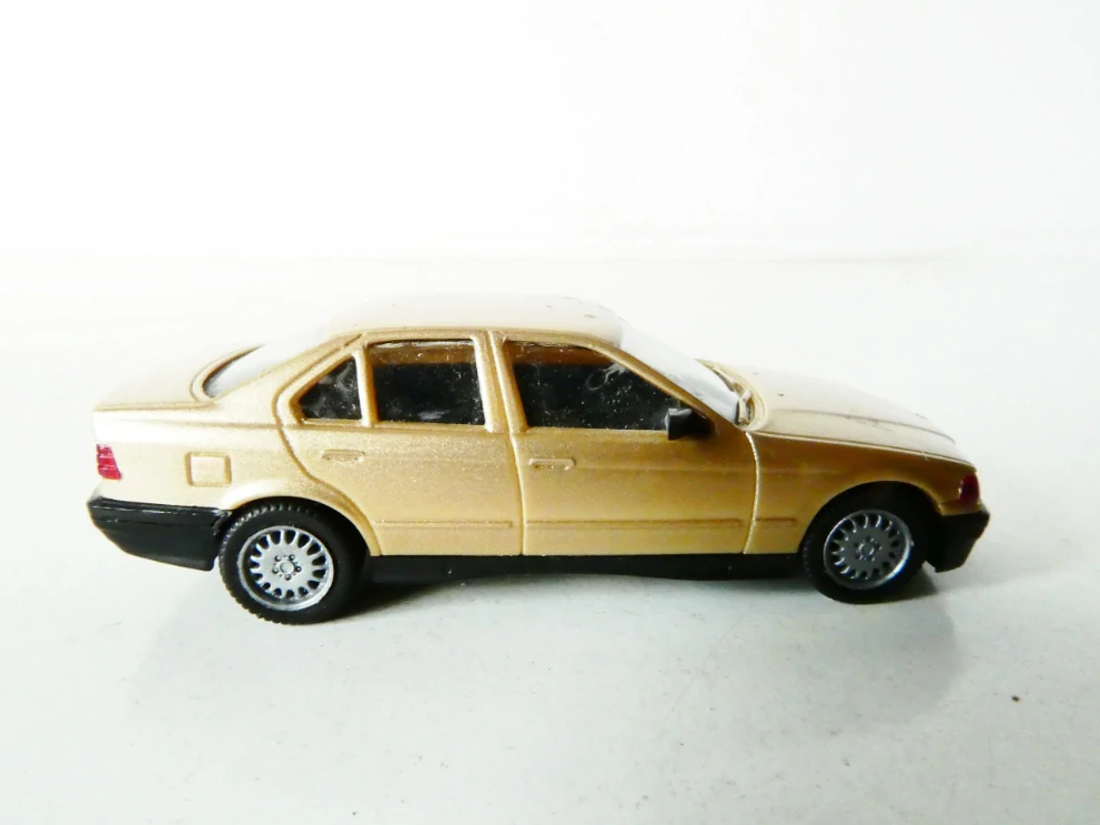 H0 HERPA Osobní automobil BMW 325i zlatý