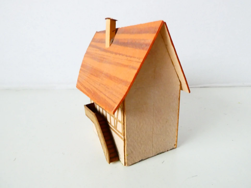 TT Hrázděný dům se schodištěm (kartonový model)