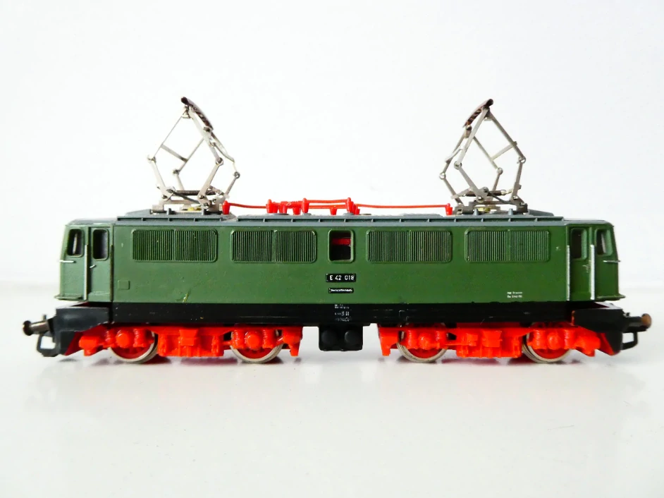 TT BTTB Elektrická lokomotiva E 42 018 DR OSVĚTLENÁ TOP STAV v krabičce