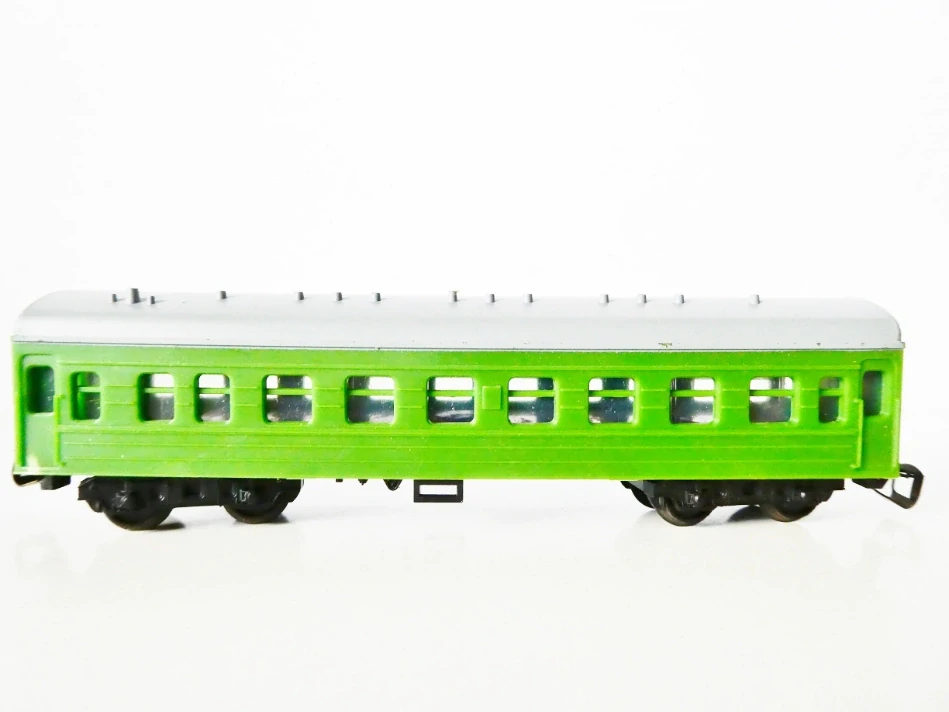 TT BTTB Osobní vůz zelený 4-osý bez značení kratší verze PĚKNÝ STAV 