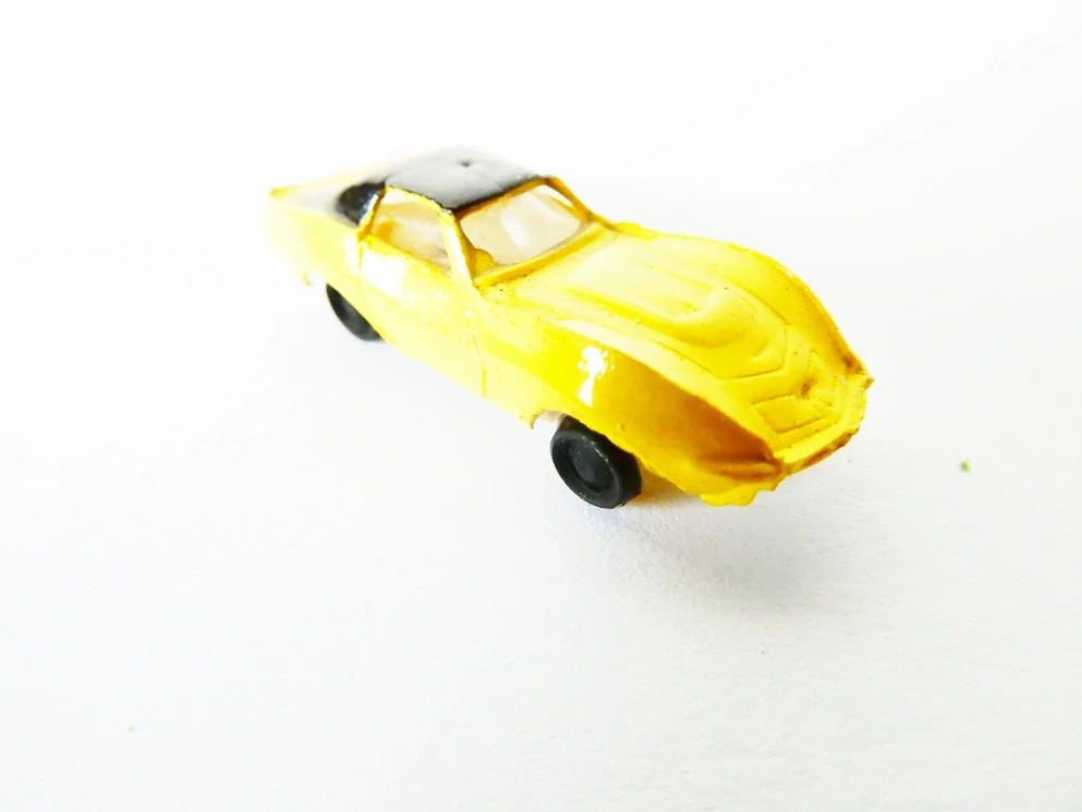 N BACHMANN Osobní automobil žlutý s černou střechou
