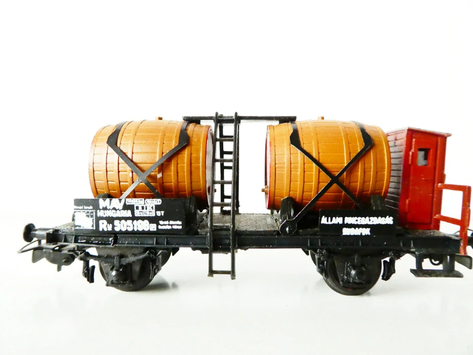 H0 SCHICHT Nákladní vůz na víno 505198 s budkou brzdaře MAV PĚKNÝ STAV