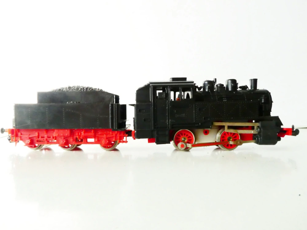 H0 PIKO Parní lokomotiva BR 80 018 s tendrem DR NA OPRAVU ÚCHYTU  DVOJKOLÍ (JEDE)