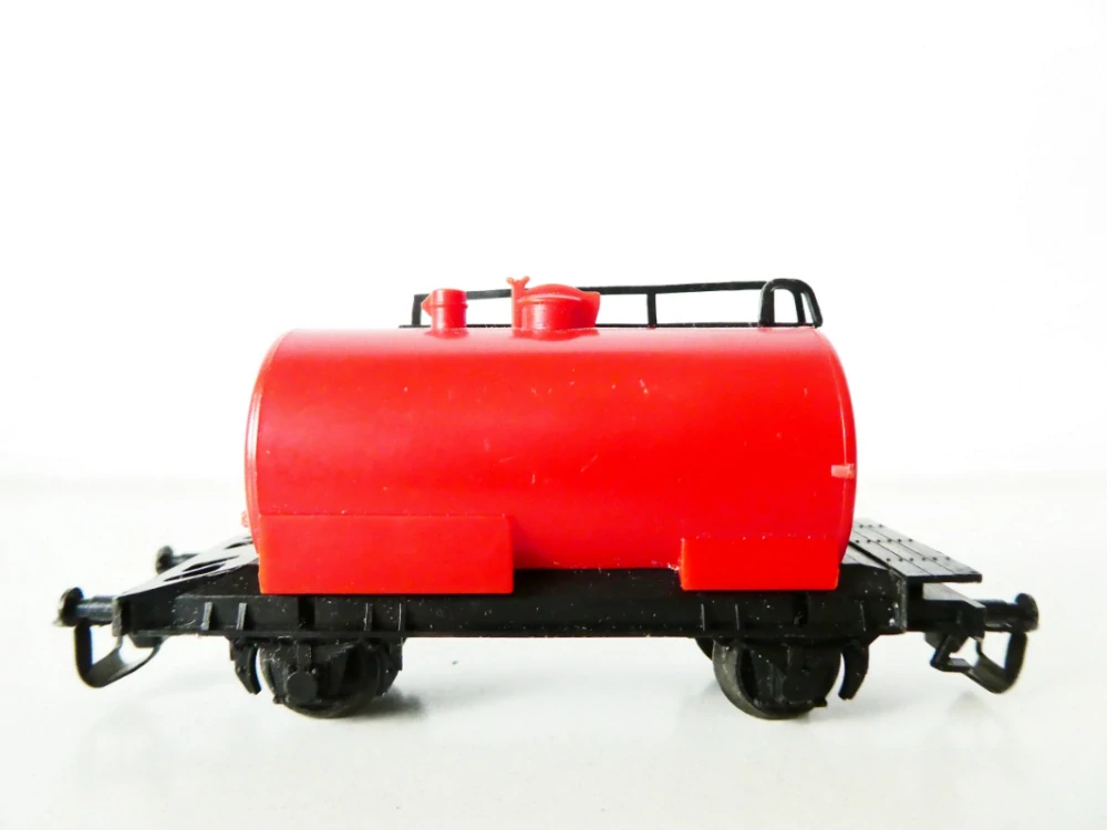 TT BTTB Cisternový vůz červený 