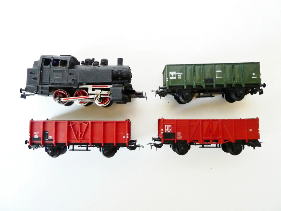 PIKO SET - Parní lokomotiva BR 80 018 DR OSVĚTLENÁ + 3x vůz + koleje PĚKNÝ STAV ANTIK