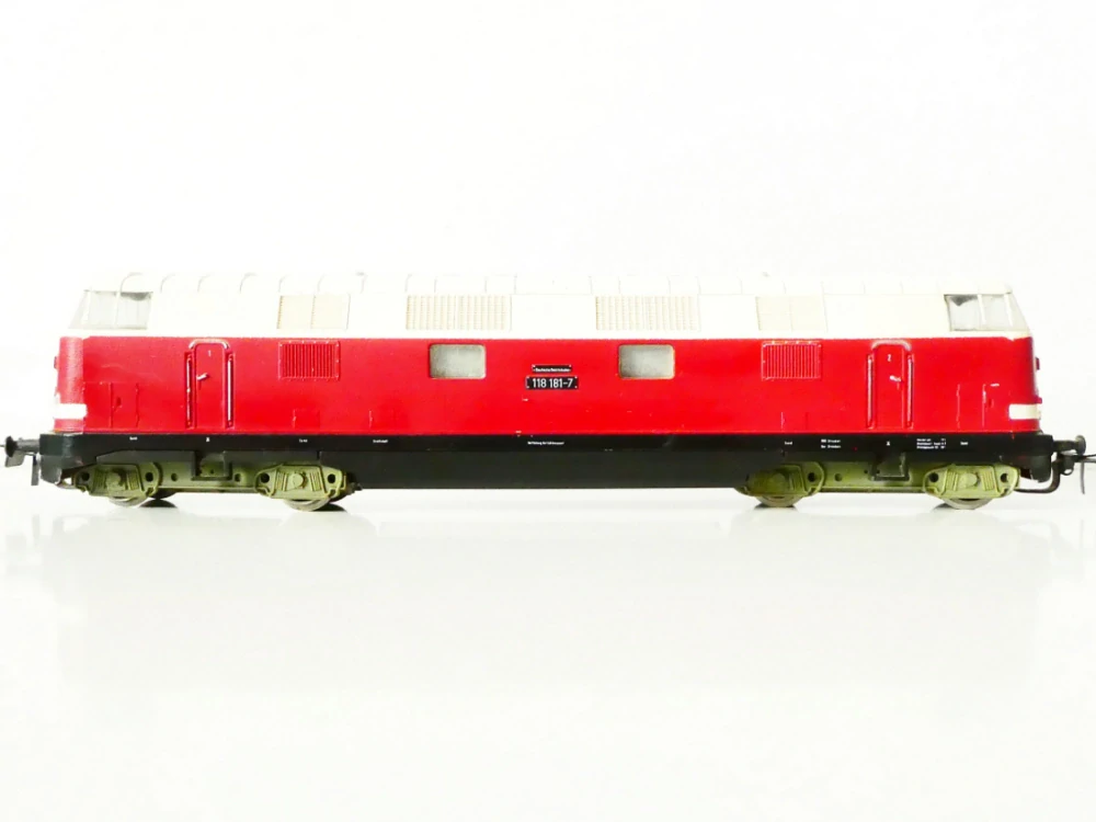 H0 PIKO Dieselová lokomotiva BR 118 181-7 DR OSVĚTLENÁ PĚKNÝ STAV