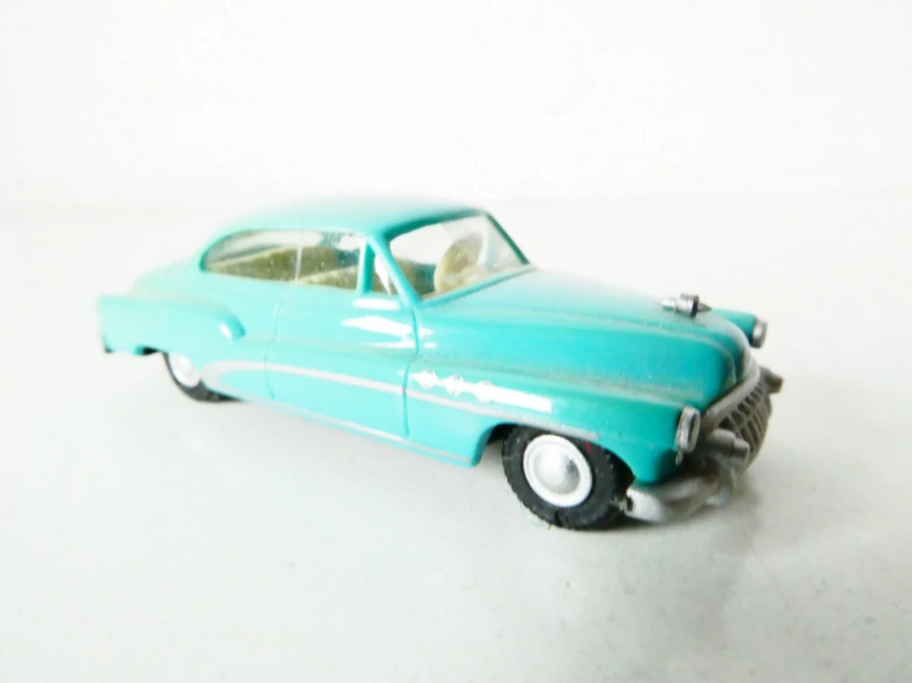 H0 PRALINE Osobní automobil BUICK mint PĚKNÝ STAV