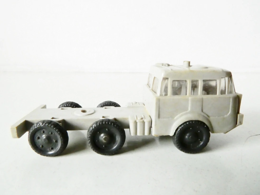 TT Nákladní automobil TATRA 813 66 tahač šedý