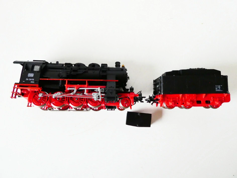H0 MÄRKLIN Parní lokomotiva BR 56 2695 s tendrem DB OSVĚTLENÁ (3kolejový systém) NA OPRAVU TÁHEL NEBO NA NÁHRADNÍ DÍLY