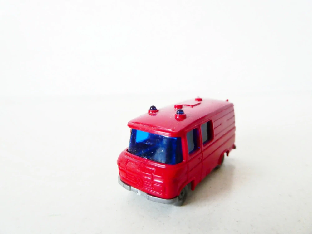 N Automobil Mercedes Benz Transporter červený s majáky TOP STAV