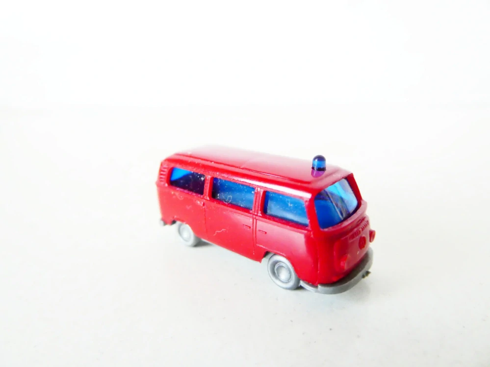 N Automobil VW Transporter červený s majákem TOP STAV