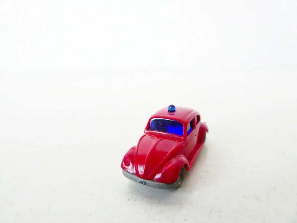 N Osobní automobil VW 1300 BROUK červený s majákem TOP STAV