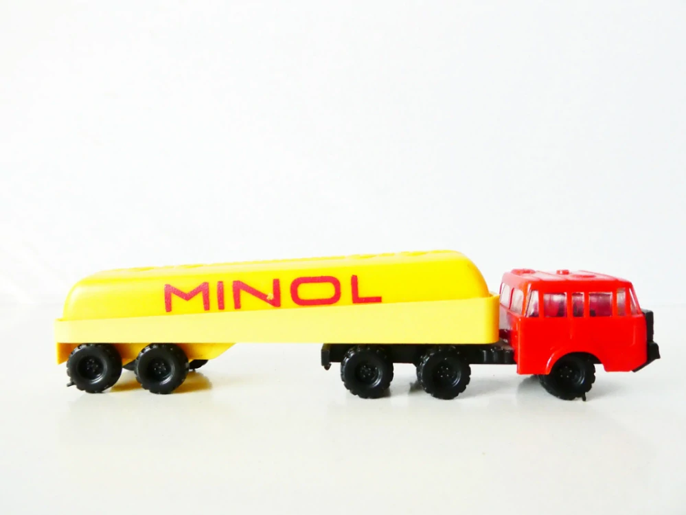 TT Nákladní automobil TATRA 813 66 cisterna MINOL PĚKNÝ STAV
