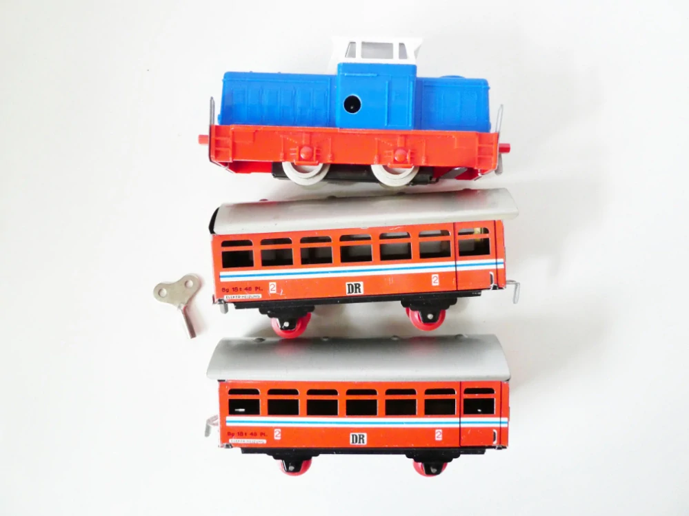 STADTILM Měřítko "S" - SET S KOLEJEMI - Dieselová lokomotiva "Rosnička" + 2 plechové osobní vozy + 12x oblouková kolej do kruhu HRAČKA NA KlÍČEK (klíček součástí) 70. léta FUNKČNÍ PĚKNÝ STAV