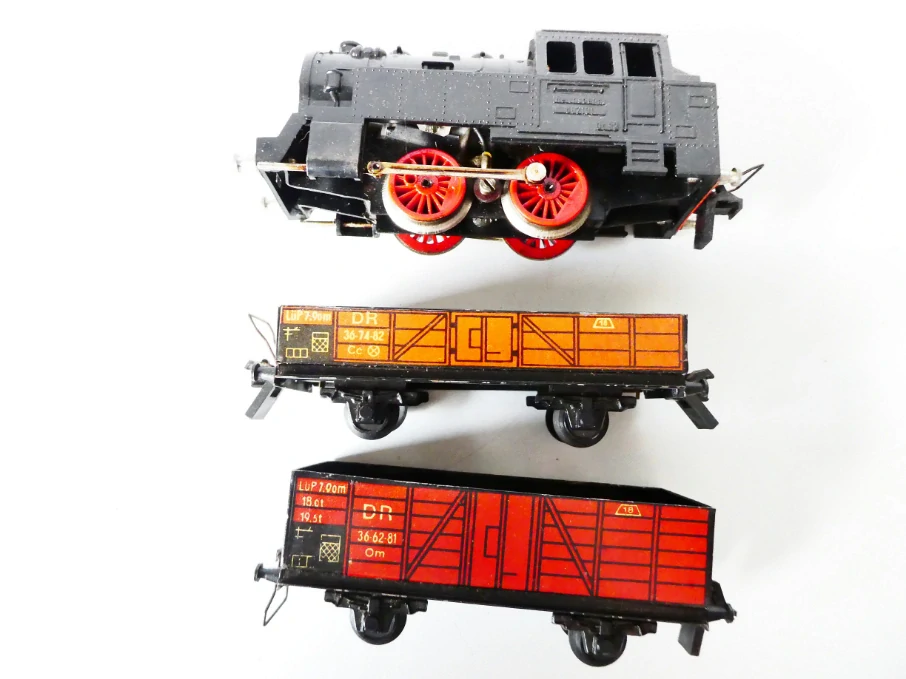 STADTILM Měřítko "S" - SET v originální krabici Parní lokomotiva 80 2101 Gt33 Reichsbahn + 2 plechové nákladní otevřené vozy + 12x kolej do kruhu + trafo - HRAČKA S TRAFEM NA PLOCHOU BATERII PĚKNÝ STAV