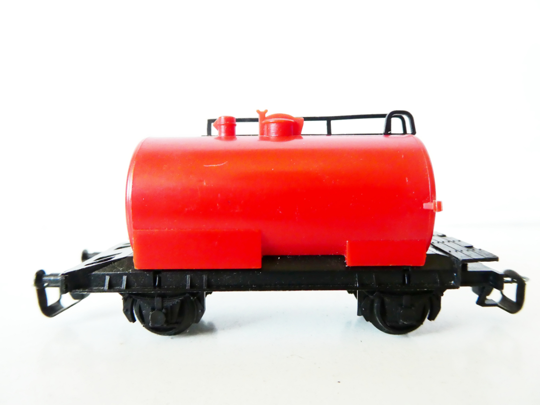 TT BTTB Cisternový vůz červený