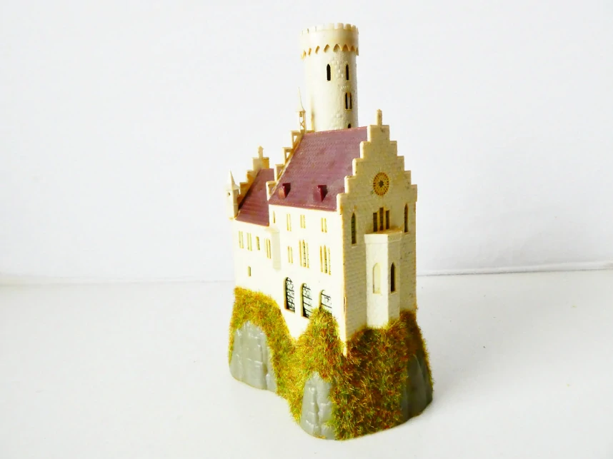 N NOCH Hrad Lichtenštejn TOP STAV