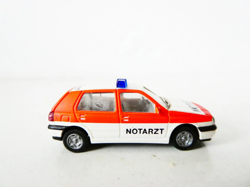 H0 Wiking Osobní automobil VW Golf Notarzt - pohotovost PĚKNÝ STAV