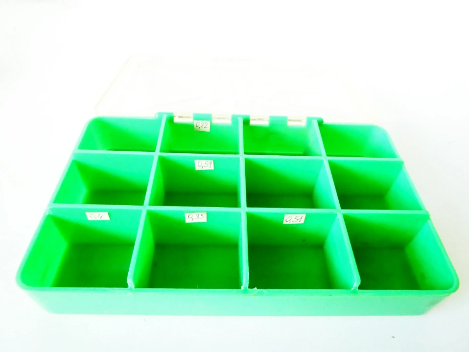 Plastový box TOKOZ s přihrádkami 14 x 8,5 x 2,5 cm