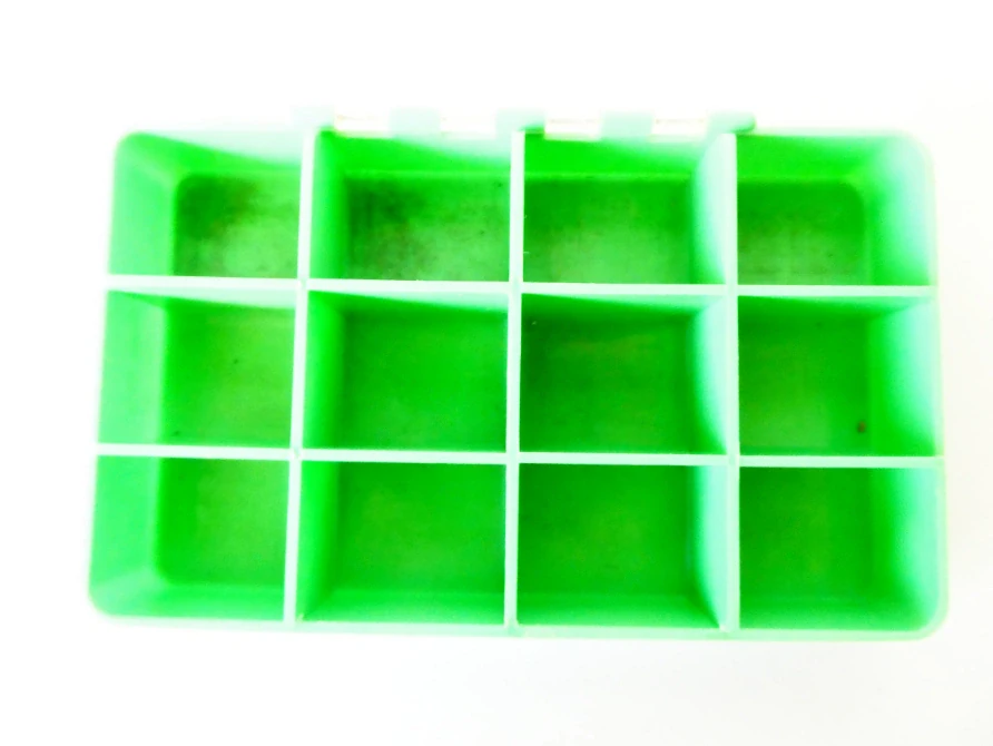 Plastový box TOKOZ s přihrádkami 14 x 8,5 x 2,5 cm