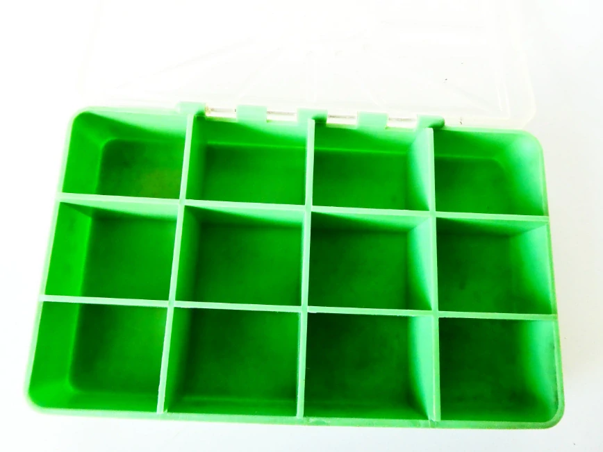 Plastový box TOKOZ s přihrádkami 14 x 8,5 x 2,5 cm