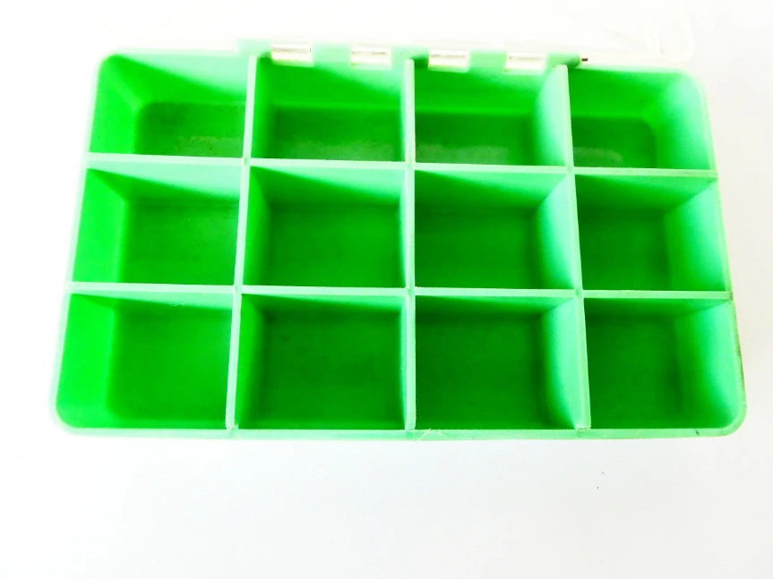 Plastový box TOKOZ s přihrádkami 14 x 8,5 x 2,5 cm